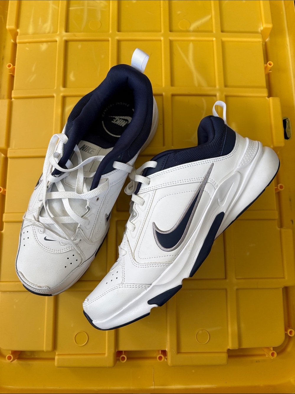 Nike White & Navy Men's Athletic Sneakers